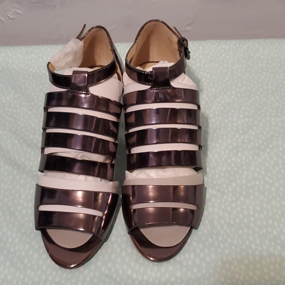 Tahari women  sandals size 6